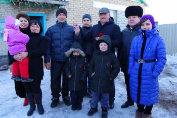 Фотография к новости: НаурызChallenge акциясы аясында нұротандықтар көпбалалы отбасыға үй сыйлады