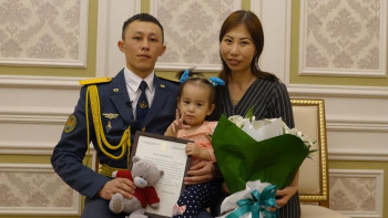 Фотография к новости: Өрттен 15 адамды құтқаруға көмектескен жауынгер марапатталды