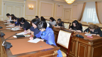 Фотография к новости: Конституциялық Кеңестің қызметкерлері латын әліпбиінде диктант жазды