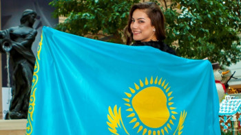 Фотография к новости: Фируза Шәріповаға басқа елдің туымен шығу үшін 1 млн доллар ұсынған