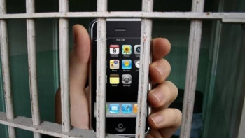 Фотография к новости: Абақтыда жатқан баласына телефон бермек болған әйел ұсталды