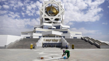 Фотография к новости: Түрікменстанда министрлік қызметкерлеріне көше тазалау жұмысы ұсынылды