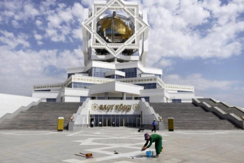 Фотография к новости: Түрікменстанда министрлік қызметкерлеріне көше тазалау жұмысы ұсынылды