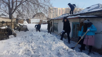 Фотография к новости: Астаналық жастар қариялардың ауласын тазалады
