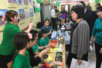 Фотография к новости: Астана оқушылары экочеллендж аясында тұрмыстық қалдықтарды қайта өңдеп шықты