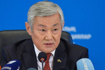 Фотография к новости: Жәрдемақы алу үшін бір құшақ қағаз жинайды - Сапарбаев