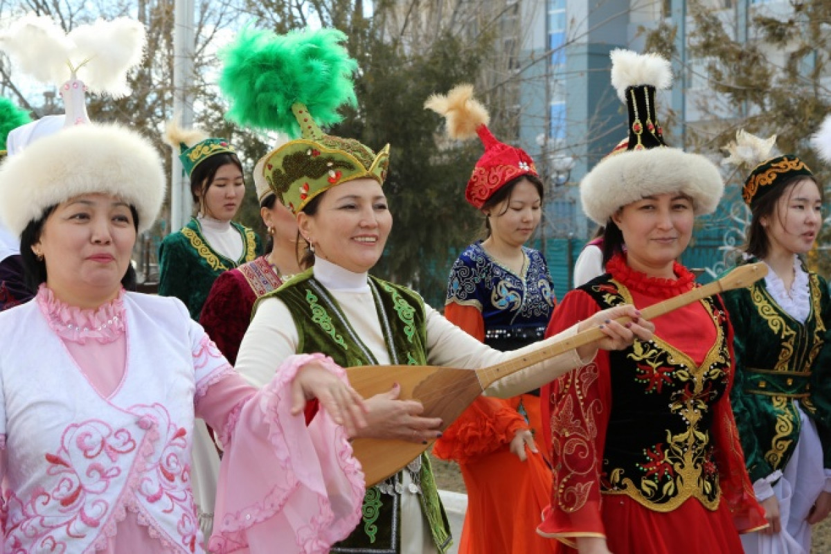Қызылордада «Fashion show» қазақ әйелдерінің ұлттық киімдер шеруі өтті 