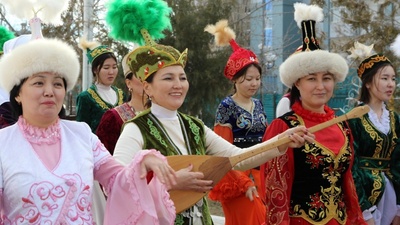 Қызылордада «Fashion show» қазақ әйелдерінің ұлттық киімдер шеруі өтті 