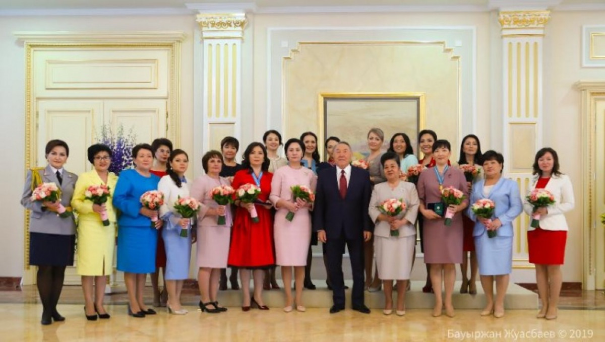 Назарбаев әйелдер қауымын 8 наурыз мерекесімен құттықтады