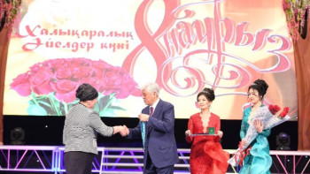 Фотография к новости: Алматы облысында аналарға ﻿Алтын және Күміс алқалар табысталды