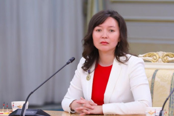 Фотография к новости: Назарбаев Самал Еслямоваға: Біз жаңа туындылар күтеміз