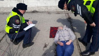 Фотография к новости: Полицейлер көпірден секіріп кеткен әйелді құтқарды