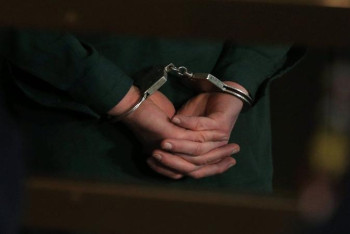 Фотография к новости: Пара алған көші-қон қызметкеріне айыппұл салынды