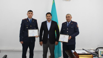 Фотография к новости: Үш жасар баланы құтқарған тәртіп сақшыларына алғыс білдірілді