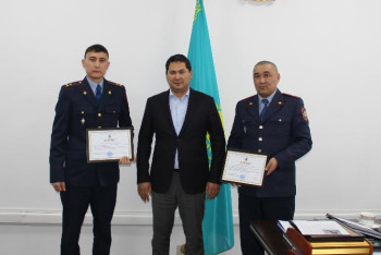 Фотография к новости: Үш жасар баланы құтқарған тәртіп сақшыларына алғыс білдірілді