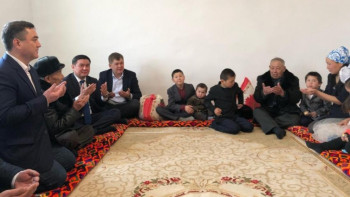 Фотография к новости: Министр көпбалалы отбасыға жаңа үй кілтін табыстады