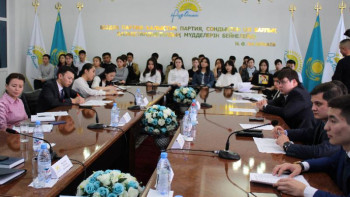 Фотография к новости: Жастар жылы. 300 жасқа кәсіпкерлікті оқуға грант беріледі