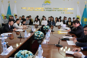 Фотография к новости: Жастар жылы. 300 жасқа кәсіпкерлікті оқуға грант беріледі