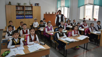 Фотография к новости: Қызылордалық ұстаздар мен оқушылар мектепте ұлттық киім киеді