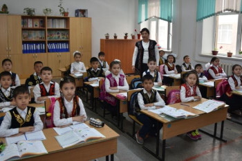 Фотография к новости: Қызылордалық ұстаздар мен оқушылар мектепте ұлттық киім киеді