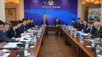 Фотография к новости: Мамин Түркістанды дамыту мәселелері жөнінде кеңес өткізді