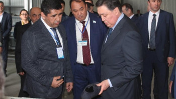 Фотография к новости: Асқар Мамин Шымкентте тігілген туфли сатып алды