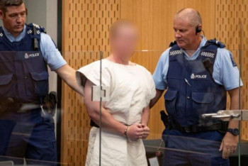 Фотография к новости: Жаңа Зеландиядағы қырғын. Қылмыскер сот залына әкелінді