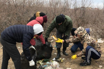 Фотография к новости: Жайық жағасындағы сенбілік. 52 тонна қоқыс, 4,3 тонна өлі балық