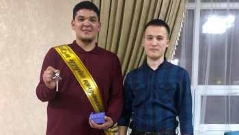 Фотография к новости: Қызылордалық кәсіпкер үздік қызметкерге көлік сыйлады