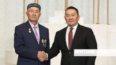 Моңғолия президенті 100-ге жуық қазақты марапаттады