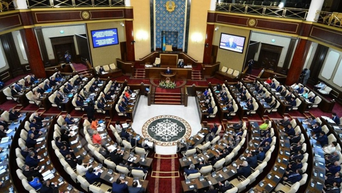 Парламентке жиналғандар Нұрсұлтан Назарбаевқа бірнеше минут қол соқты