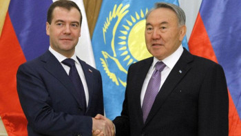 Фотография к новости: Назарбаев Дмитрий Медведевпен телефон арқылы сөйлесті