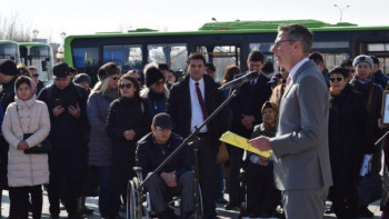 Фотография к новости: Атырауда мүмкіндігі шектеулі жандар жаңа автобустағы пандусты сынақтан өткізді