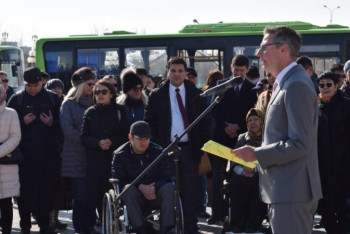 Фотография к новости: Атырауда мүмкіндігі шектеулі жандар жаңа автобустағы пандусты сынақтан өткізді