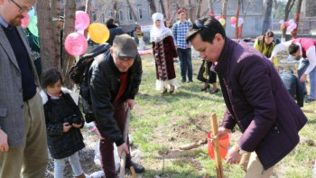 Фотография к новости: Орталық мемлекеттік архив қызметкерлері ағаш отырғызды