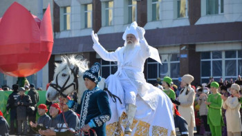 Фотография к новости: Ұлыстың ұлы күні көкшетаулықтарға қызғалдақ гүлінің көшеттері тарту етілді