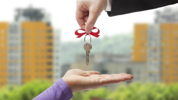 Фотография к новости: Қайырымдылық қоры 6 баланың анасына пәтер сыйлады