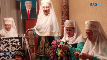 Фотография к новости: Әжелер. Ән айтылып жатыр, ұршық иіріліп, киім тігіліп жатыр