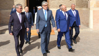 Фотография к новости: Президент Түркістандағы бірнеше нысанды аралап көрді