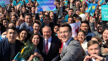 Фотография к новости: Алматы жастары Елбасын үлкен қуанышпен қарсы алды