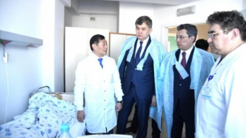 Фотография к новости: Бақыт Сұлтанов автобустардың қатысуымен болған ЖКО-ның салдарынан зардап шеккен азаматтардың хал-жағдайын біліп қайтты