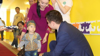 Фотография к новости: Тәй-тәй... Қадамыңды бас. Бүгін астанада сал ауруына шалдыққан сәбилердің тұсауы кесілді