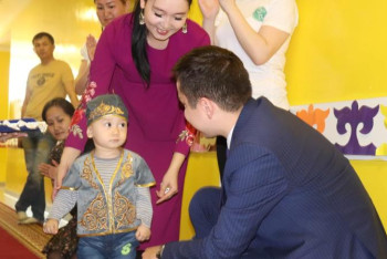 Фотография к новости: Тәй-тәй... Қадамыңды бас. Бүгін астанада сал ауруына шалдыққан сәбилердің тұсауы кесілді