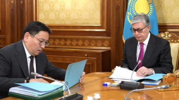 Фотография к новости: Ерболат Досаев Мемлекет басшысына валюта-қаржы нарығындағы қазіргі ахуалды баяндады