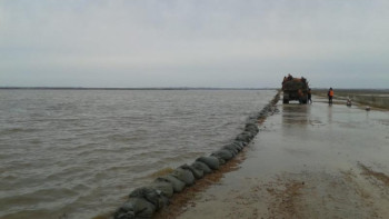 Фотография к новости: «Қаражал-Атасу» тас жолында тасқын су жолдың ернеуінен асып кетті 