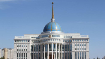 Фотография к новости: Назарбаев тіқұшақта қаза тапқандардың отбасына көңіл айтты