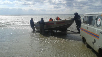 Фотография к новости: ТЖД құтқарушылары балықшыларды аман алып қалды   