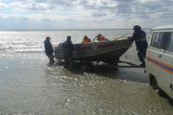 Фотография к новости: ТЖД құтқарушылары балықшыларды аман алып қалды   