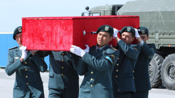 Фотография к новости: Тікұшақ апаты: Бүгін қаза тапқан әскерилердің мүрделері туған жерлеріне жөнелтілді