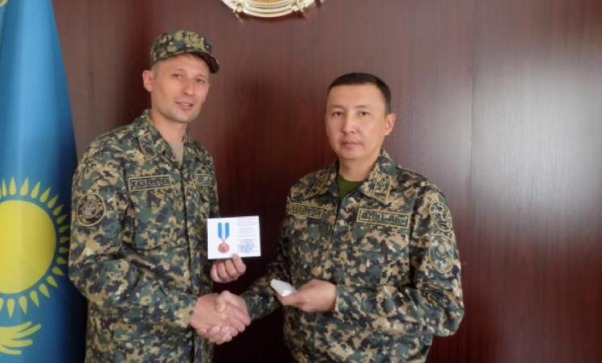 Киев әуежайында қызды құтқарған әскери қызметкер медальмен марапатталды